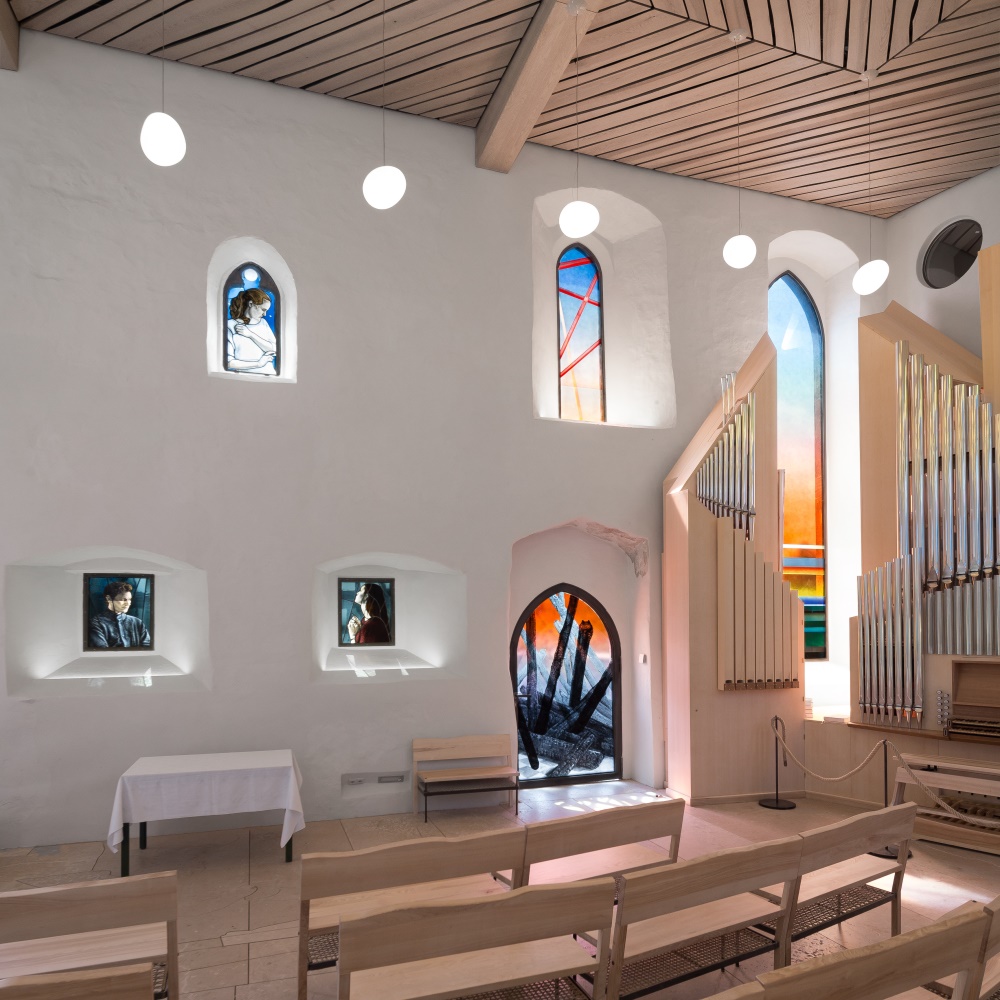 Ansicht des Glaskunstprojektes von Julian Plodek in Kirchenburg Walldorf