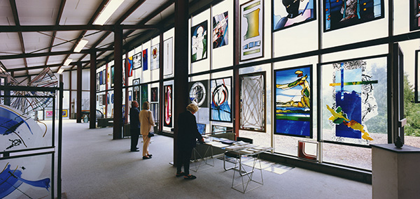 Ausblick auf Ausstellung mit Exponaten von 60 Glaskünstlern, Foto vin Horst Goebel