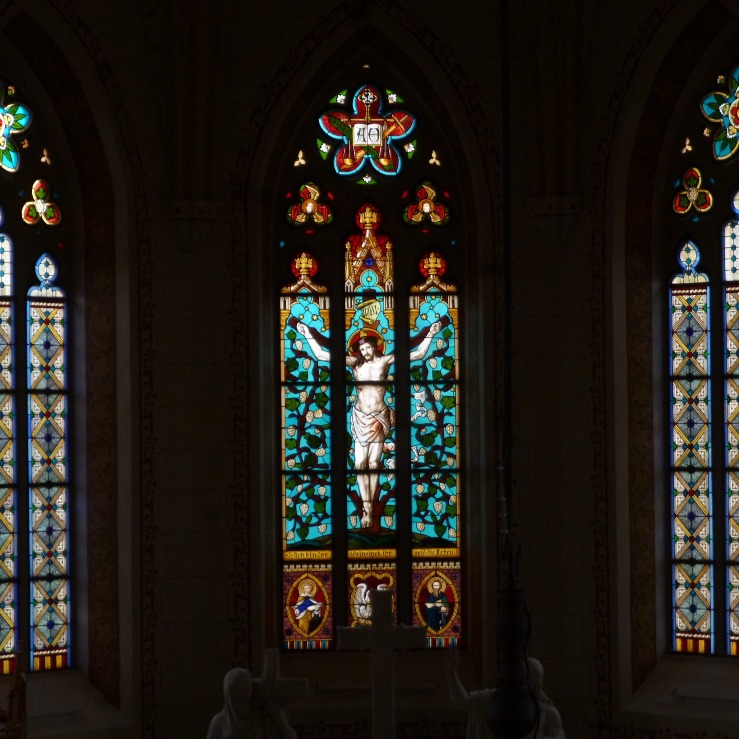 Blick auf drei Chorfenster in Erbacher Johanneskirche mit Ausrichtung auf mittleres Fenster