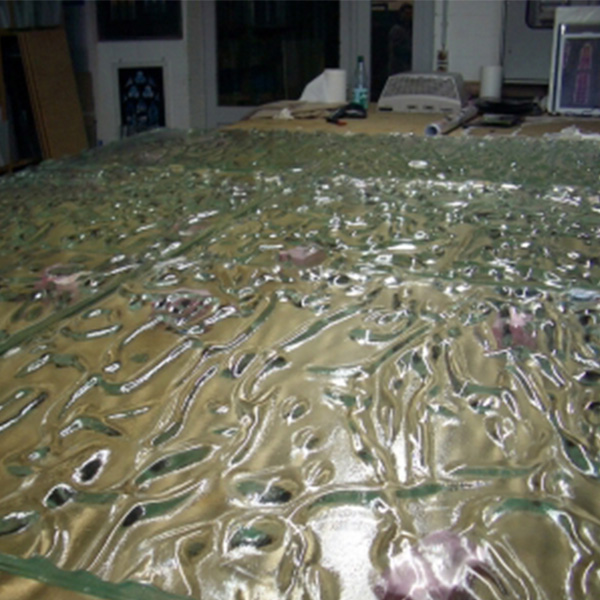 heissverformen_01 Nahaufnahme von heißverformtem Glas, bearbeitet auf plastisch bearbeiteten Keramikplatten