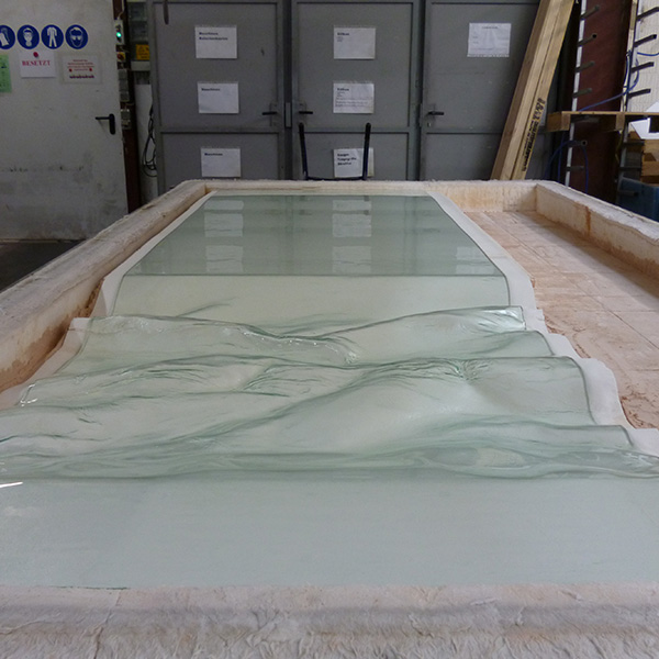 Abbild einer großflächen Glasabsenkung, hergestellt durch Heissverformung