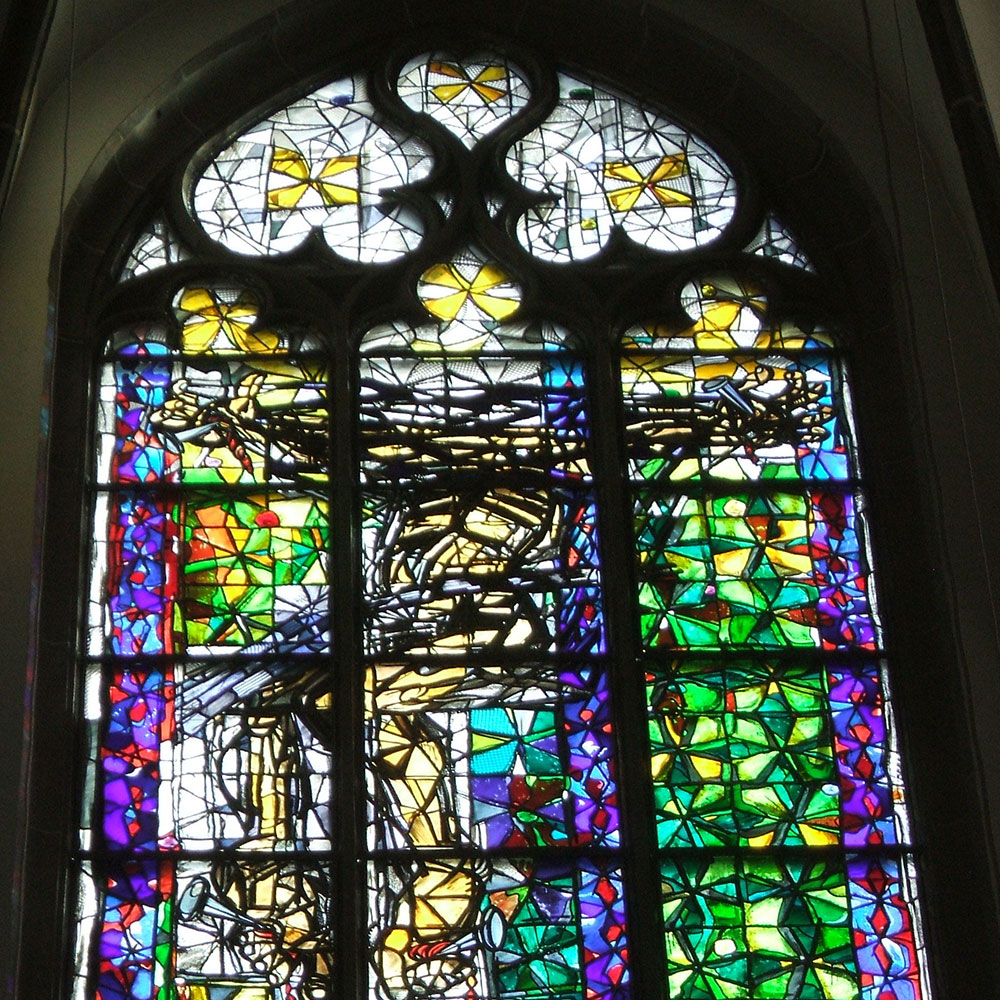 Nahaufnahme des restaurierten Chor- und Langhausfensters mit Außenschutzverglasung in der Katholischen Kirche St. Georg