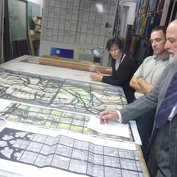 Fotoaufnahme von Mitarbeitern des Derix Glasstudio im Gespräch, u.a. mit Prof. Markus Lüpertz