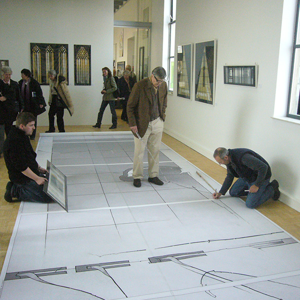 projektentwicklung_02 Foto von Derix Glaskünstlern bei Planung der Umsetzung anhand des 1:1 Karton