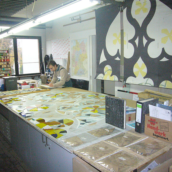 projektentwicklung_03 Entwicklung von Glaskunst-Projekten in Handarbeit - Farb- und Glasauswahl anhand von 1:1 Karton