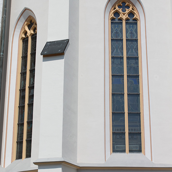 Nahaufnahme von blendfreier Schutzverglasung für Kirchenfenster