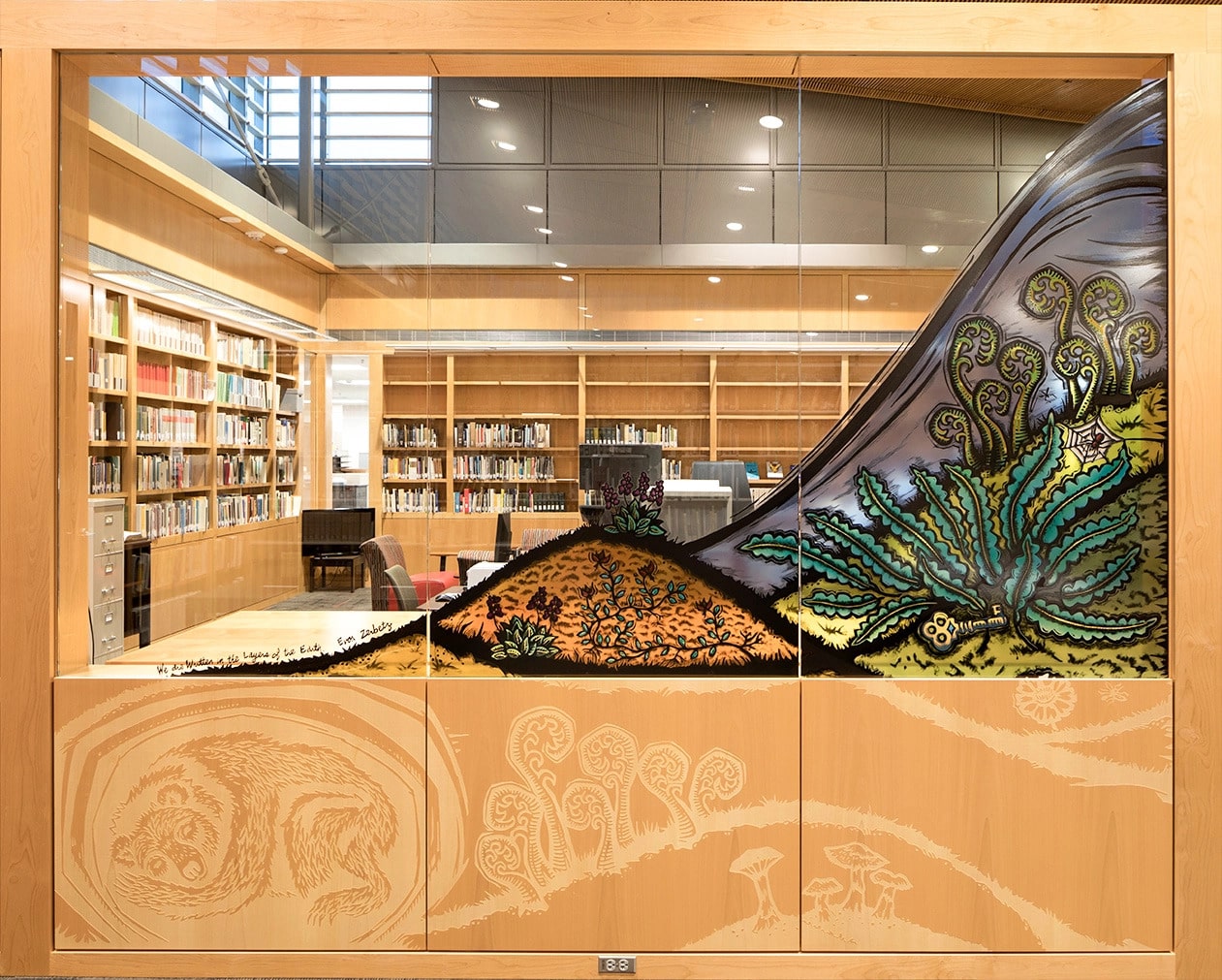 Glasmalerei in der Alaska State Library - „Written in the Layers of Earth“