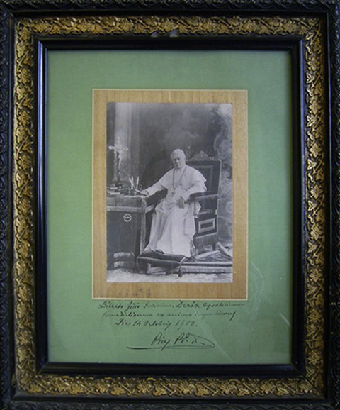 zeitleiste-1908 Abbild einer Fotoaufnahme mit Abbildung des Papstes, anlässlich Darstellung der Arbeit für die Sixtinischen Kapelle in Rom