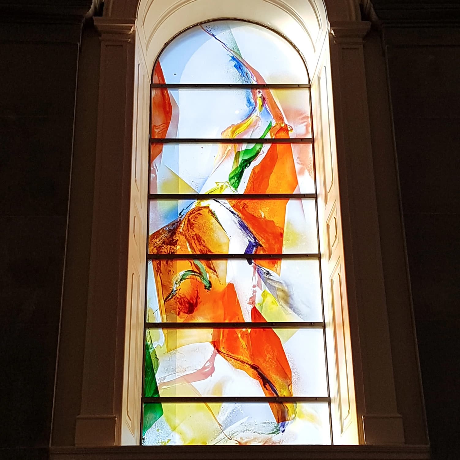 Nahaufnahme auf Kim En Joong´s Kirchenfenster in Longford, Irland