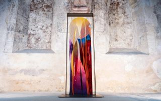 Zusammenspiel von Glasmalerei und Graffiti in James Earley´s Glaskunstwerk "Circadian"