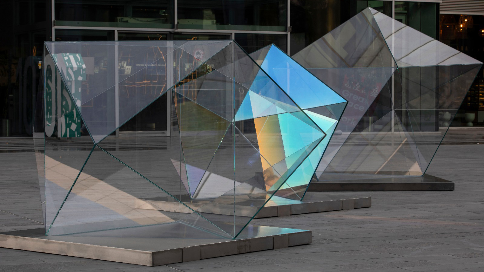 Glaskunst im Detail - Glasbaldachin von Susanne Krell in Bern