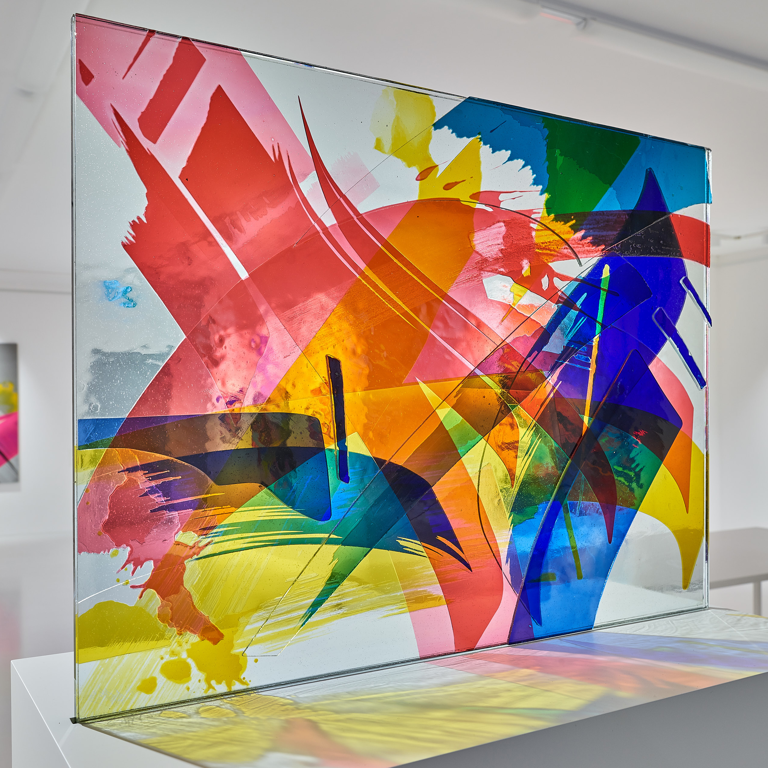 Großaufnahme von bemalter Glaskunstplatte im Museum Reinhard Ernst