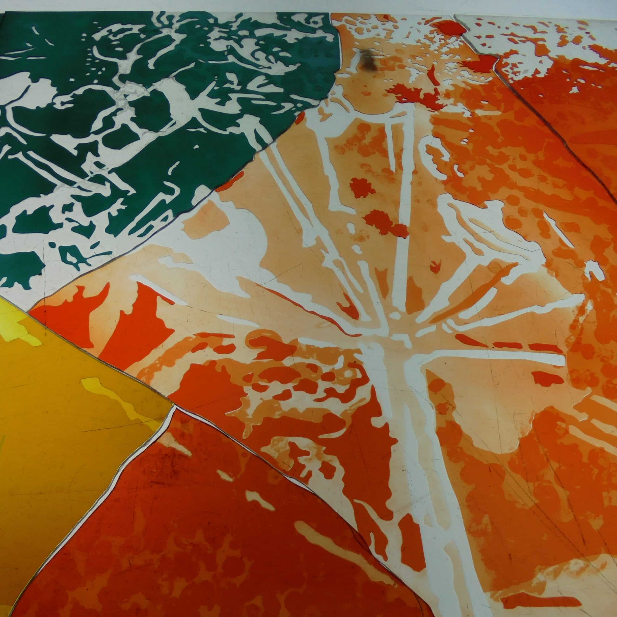 Buntes Buntglasfenster mit abstraktem Design in Orange, Gelb und Grün, Detailansicht, ohne sichtbare Umgebung.