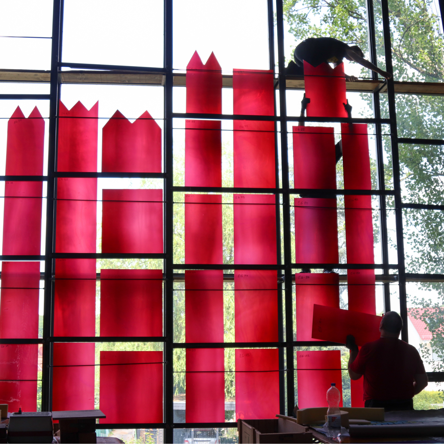 Karl-Martin Hartmanns Glaskunstwerk für das Museum Reinhard Ernst (mre) Fertiges Glaskunstwerk von von Karl-Martin Hartmann „The Ladybird, the Innocence and the Cars“ in den Derix Glasstudios © Derix Glasstudios, 2023