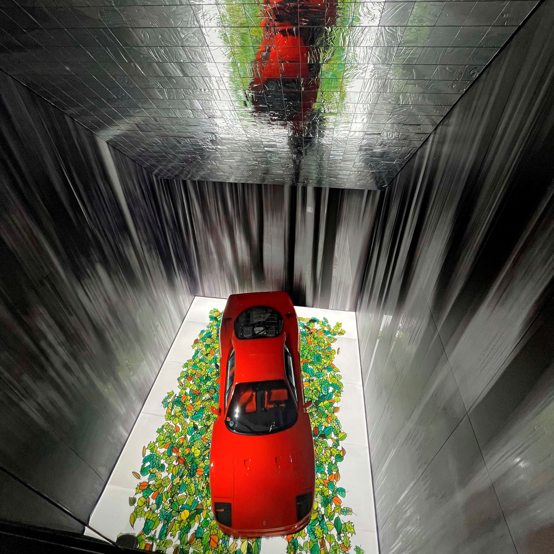 Fertiges Glaskunstwerk von von Karl-Martin Hartmann „The Ladybird, the Innocence and the Cars“ in den Derix Glasstudios © Derix Glasstudios, 2023