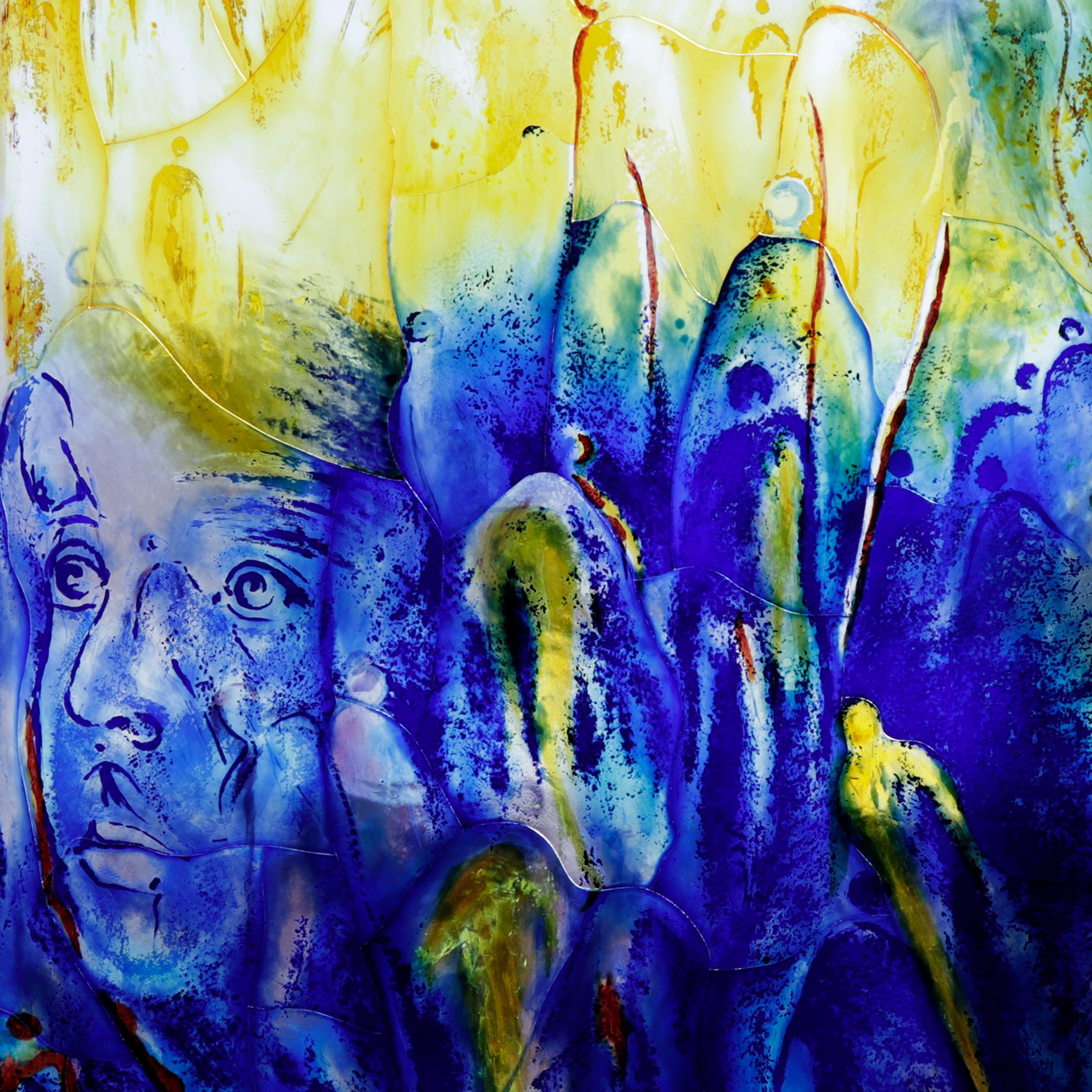 Farbenfrohes Glaskunstwerk mit blau-gelben Farbverläufen und dem Gesicht einer Person, erstellt von Derix Glasstudios.