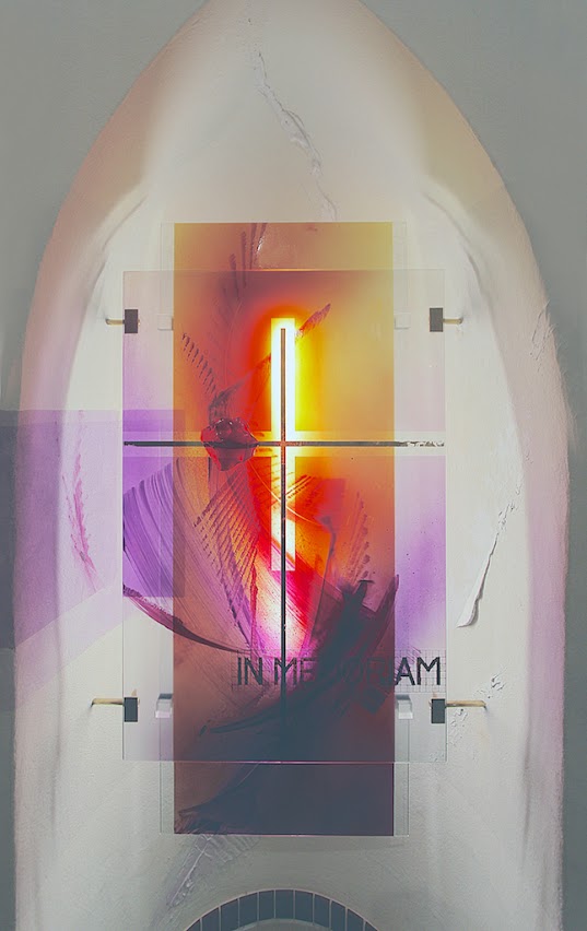 Ev_Friedenskirche_Merzig – Derix Glasstudios Moderne Glaskunstinstallation in Kirchenbogen mit lebendigem Farbspiel und zentralem Kreuzmotiv, ergänzt um den Schriftzug "IN THE DREAM" in transparenter, moderner Typografie.