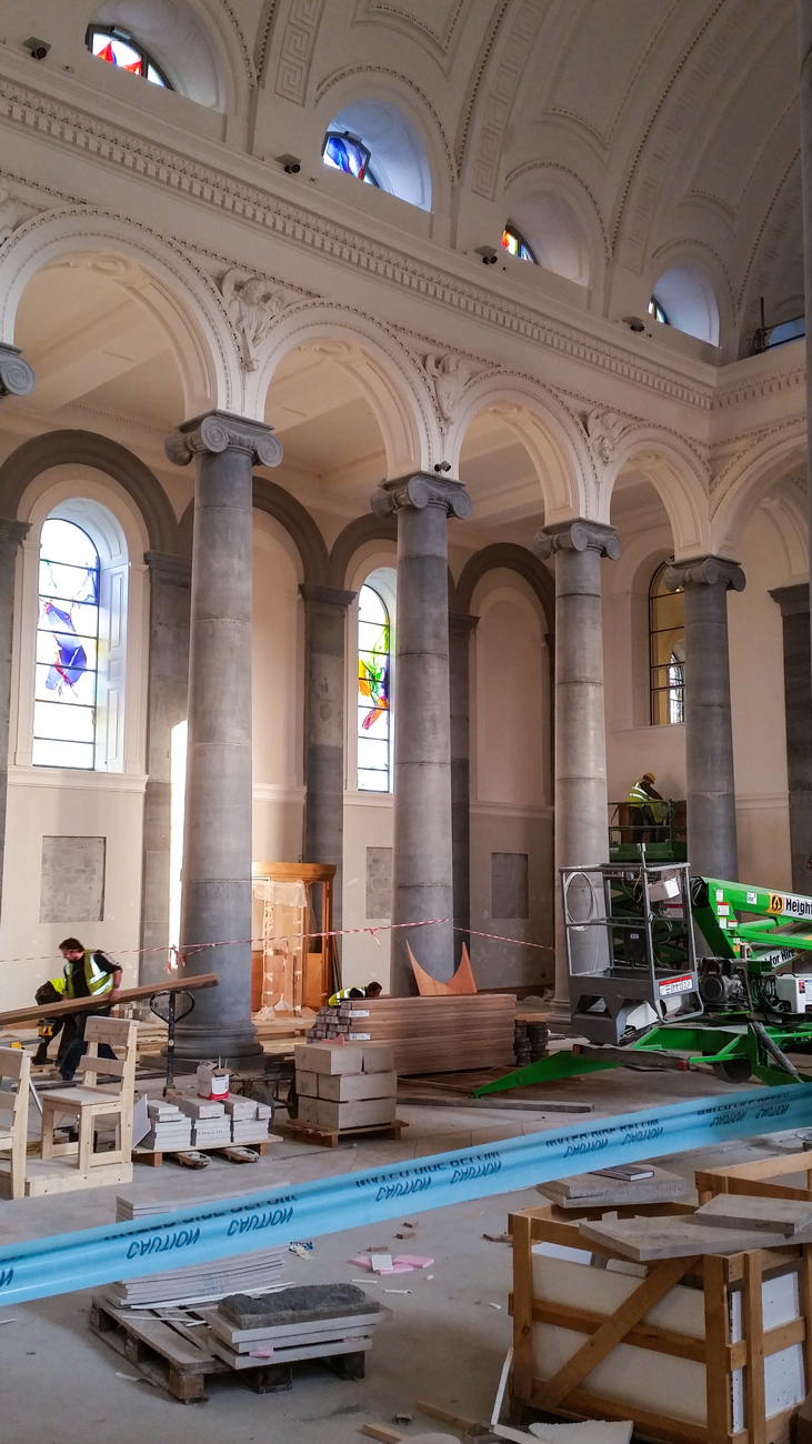 Innenraum der St. Mel's Kathedrale während Renovierungsarbeiten mit Gerüsten, Baumaterialien und Arbeitern.