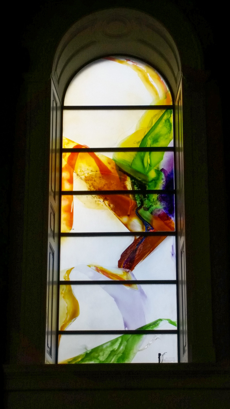 Buntes Kirchenfenster mit abstraktem Design in der St. Mel's Kathedrale.