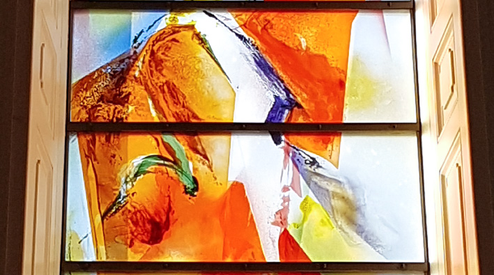 Blick auf Farbgestaltung der Fenster in St. Mel´s Cathedral in Irland